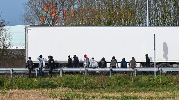 Calais : au réveillon de Noël, la justice autorise l’expulsion des migrants sous les ponts