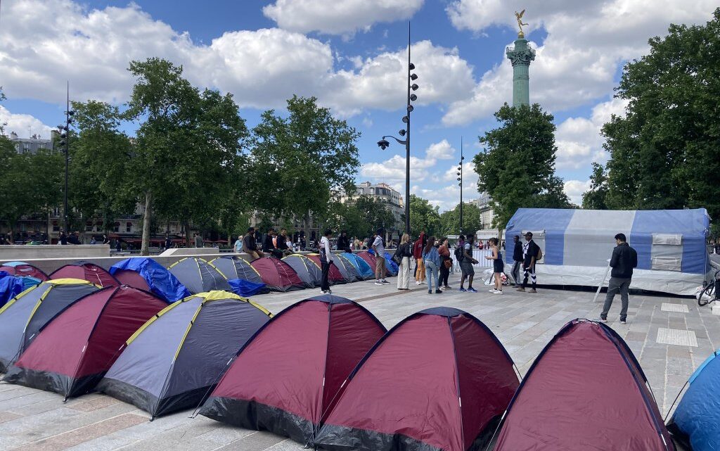 À Paris, les jeunes migrants de la place de la Bastille ont été évacués