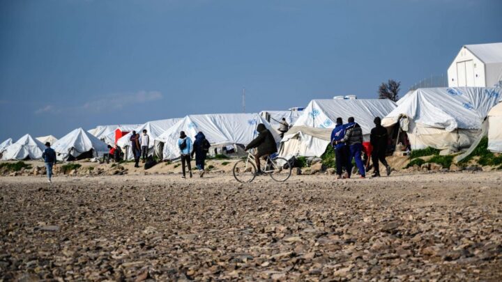 Sur l’île de Lesbos, des migrants retrouvés « menottés » et « blessés »