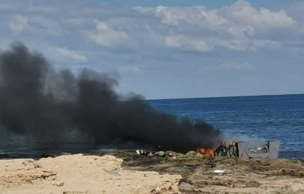 Libye : des corps calcinés de migrants découverts dans un bateau le long de la côte