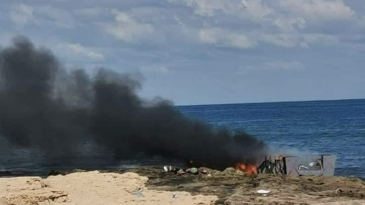 Libye : des corps calcinés de migrants découverts dans un bateau le long de la côte