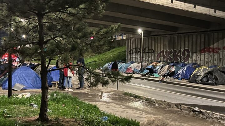 « Ma mère n’en dormirait plus si elle savait » : 200 mineurs isolés vivent sous un pont en banlieue de Paris