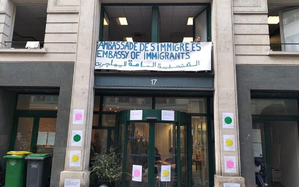Plus de 80 migrants évacués d’un immeuble désaffecté de Paris et six interpellations