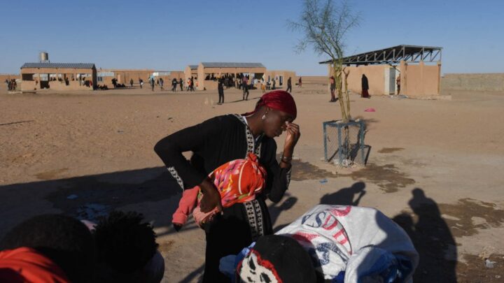 « Cela fait 3 mois que je suis bloqué ici » : au nord du Niger, la longue attente des refoulés d’Algérie pour rentrer chez eux