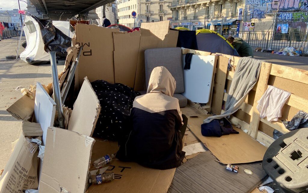 « Quand il fait froid, je ne sens plus ma jambe » : dans le nord de Paris des centaines de migrants attendent un hébergement