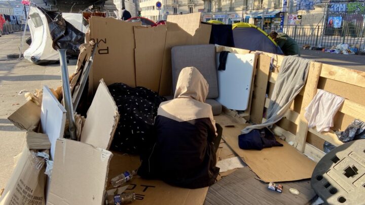 « Quand il fait froid, je ne sens plus ma jambe » : dans le nord de Paris des centaines de migrants attendent un hébergement