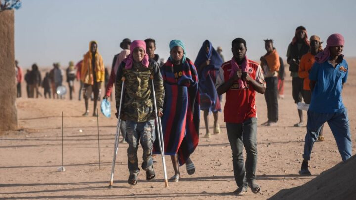 « On nous a abandonnés dans le désert à 2h du matin » : le calvaire des migrants refoulés de l’Algérie vers le Niger