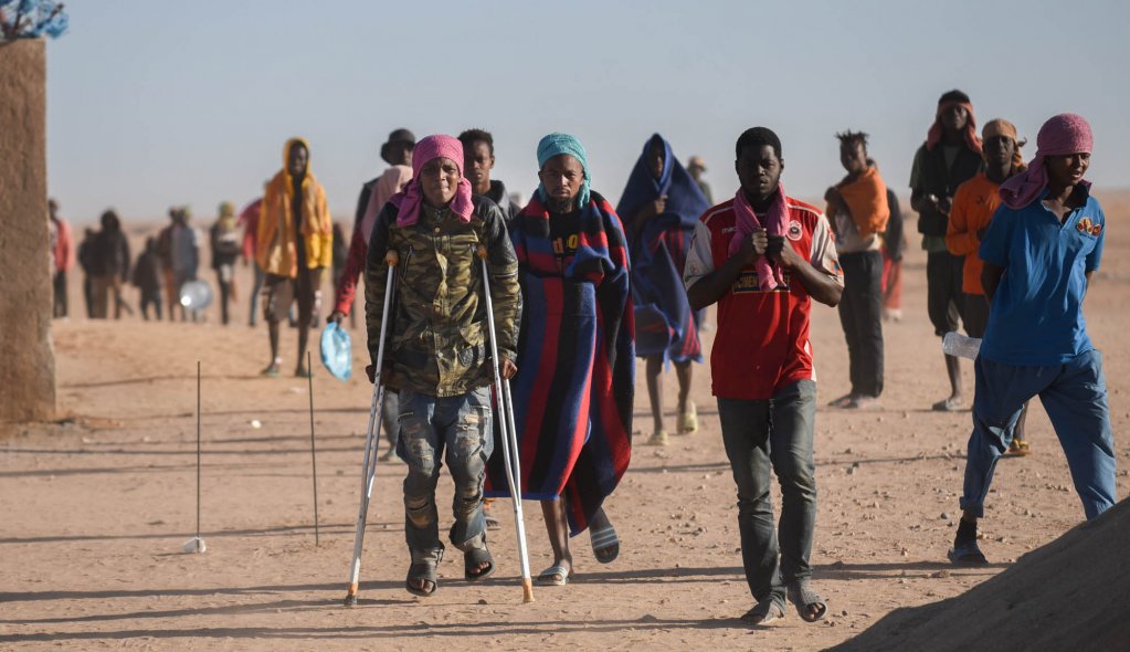 « On nous a abandonnés dans le désert à 2h du matin » : le calvaire des migrants refoulés de l’Algérie vers le Niger