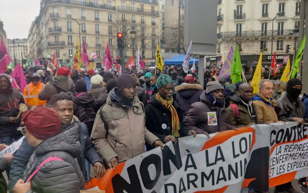 À Paris, des centaines de personnes défilent contre la loi asile et immigration