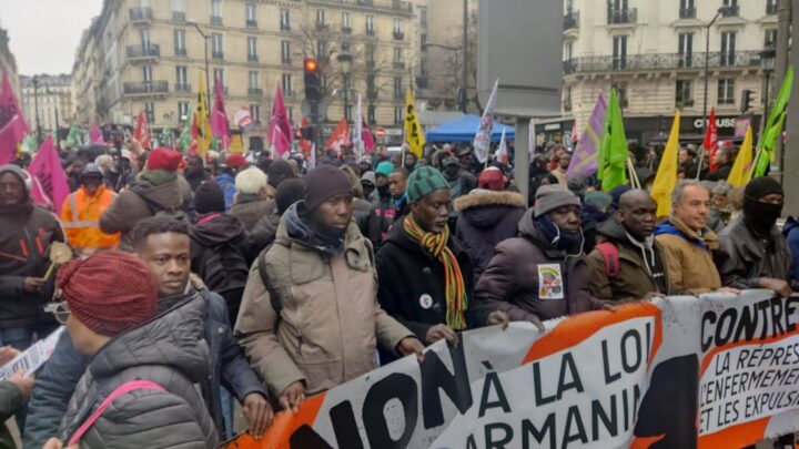 À Paris, des centaines de personnes défilent contre la loi asile et immigration