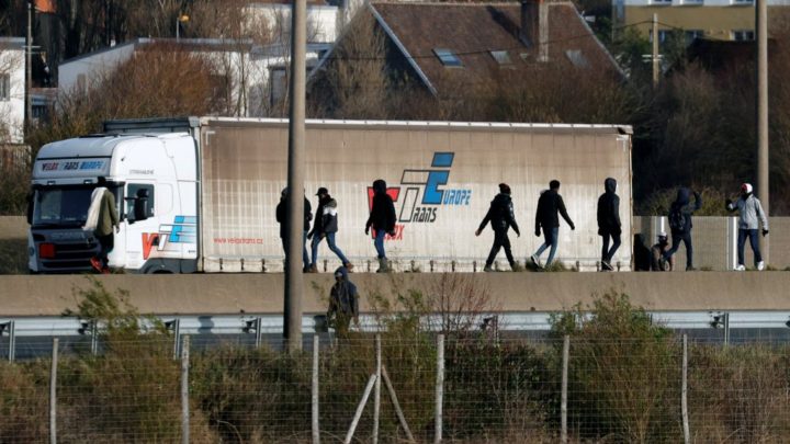 Calais : sur l’autoroute près de l’Eurotunnel, « on assiste à un déchaînement de violences »