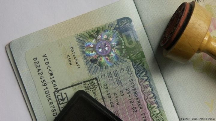 Gel des visas : des centaines de résidents étrangers en France dans l’attente de leurs familles
