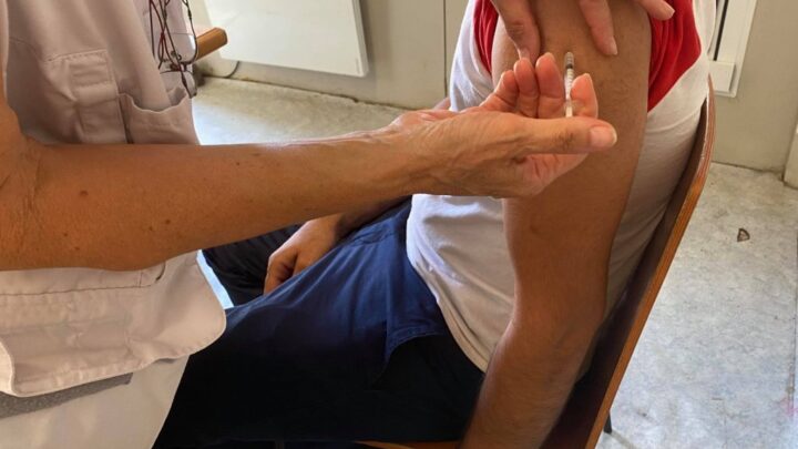 Hésitation, craintes d’effets secondaires : les migrants frileux face à la vaccination anti-Covid