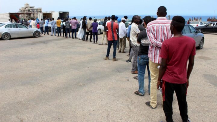 « Chaque matin, les gardiens nous frappaient avec leurs armes », le calvaire d’Assane enfermé dans une prison clandestine en Libye