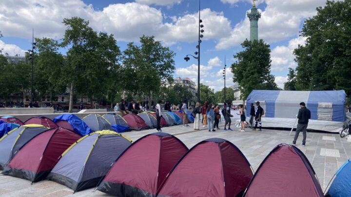 À Paris, les jeunes migrants de la place de la Bastille ont été évacués