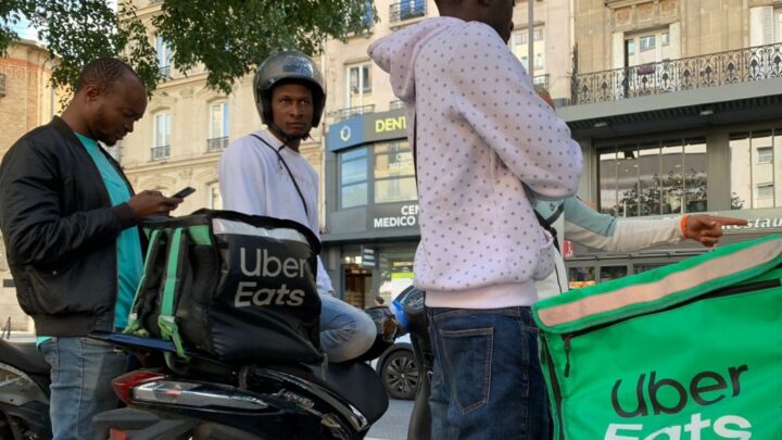 « Je suis perdu, abattu » : portraits de livreurs sans-papiers pour Uber Eats
