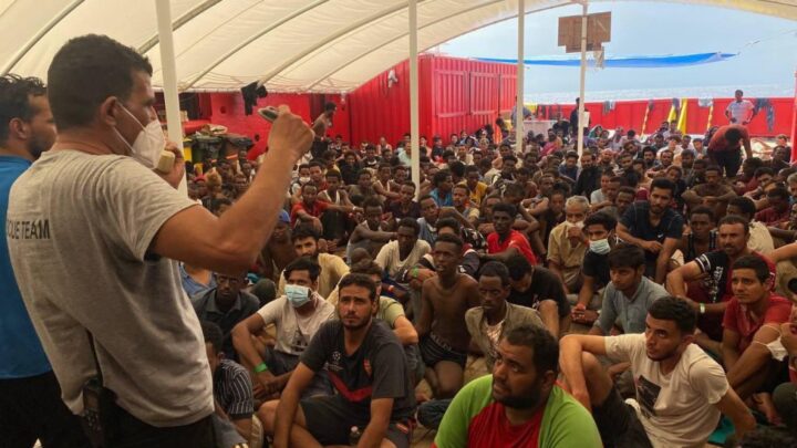 Méditerranée : le Geo Barents secourt 76 personnes, l’Open Arms Uno débarque 402 migrants en Italie