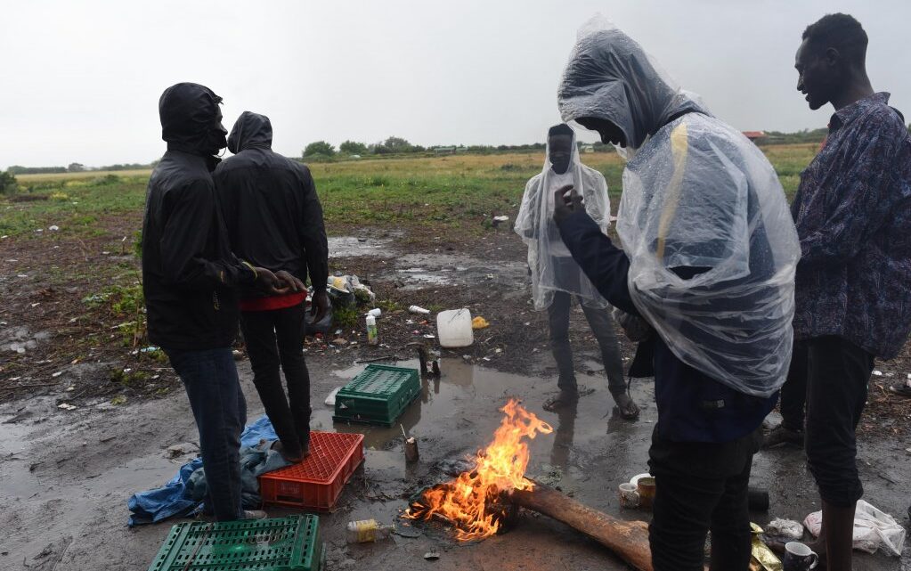 Calais : l’arrêté interdisant les distributions de nourriture aux migrants jugé « disproportionné »