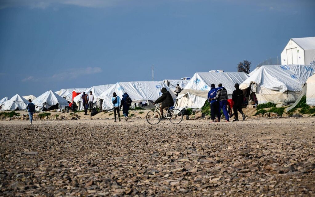 Sur l’île de Lesbos, des migrants retrouvés « menottés » et « blessés »