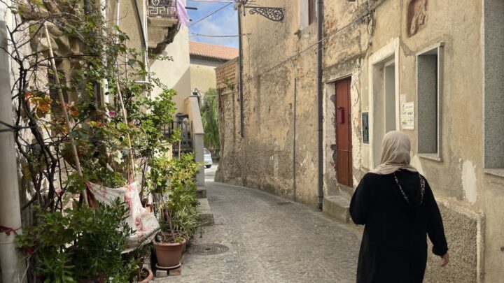 « Sans eux, on ne serait plus là » : en Calabre, un petit village survit grâce aux migrants