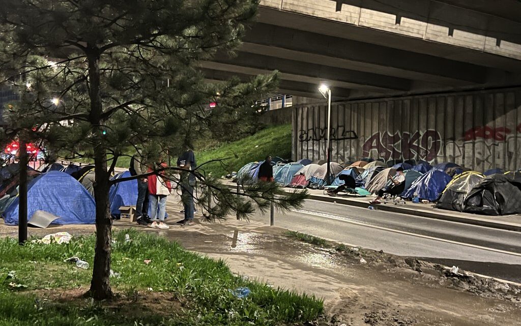 « Ma mère n’en dormirait plus si elle savait » : 200 mineurs isolés vivent sous un pont en banlieue de Paris