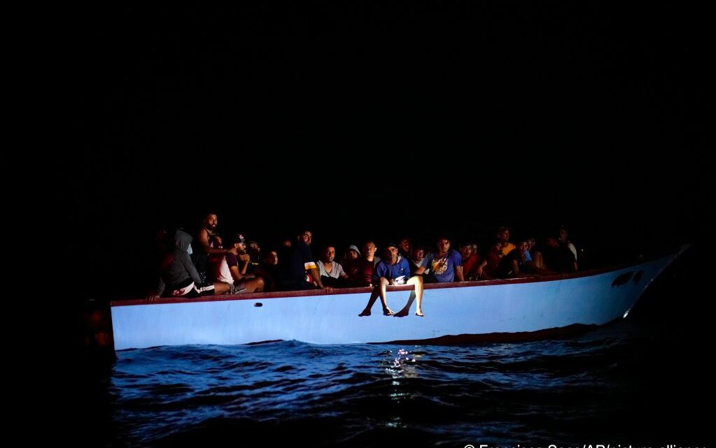 Naufrage en Tunisie : trois corps retrouvés, seules traces d’une embarcation disparue