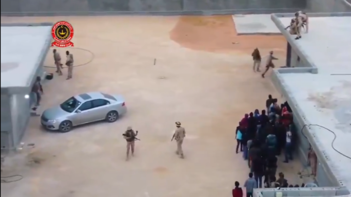 Le chef présumé d’un réseau de trafic de migrants arrêté et extradé vers l’Italie