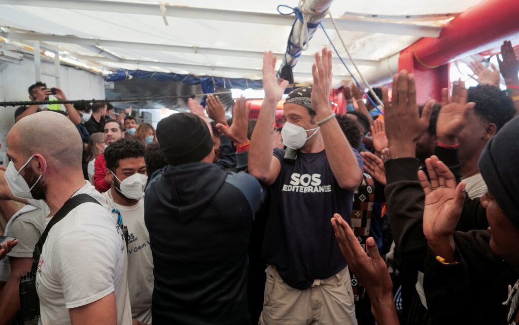 L’Ocean Viking et ses 230 migrants accostent à Toulon, en France