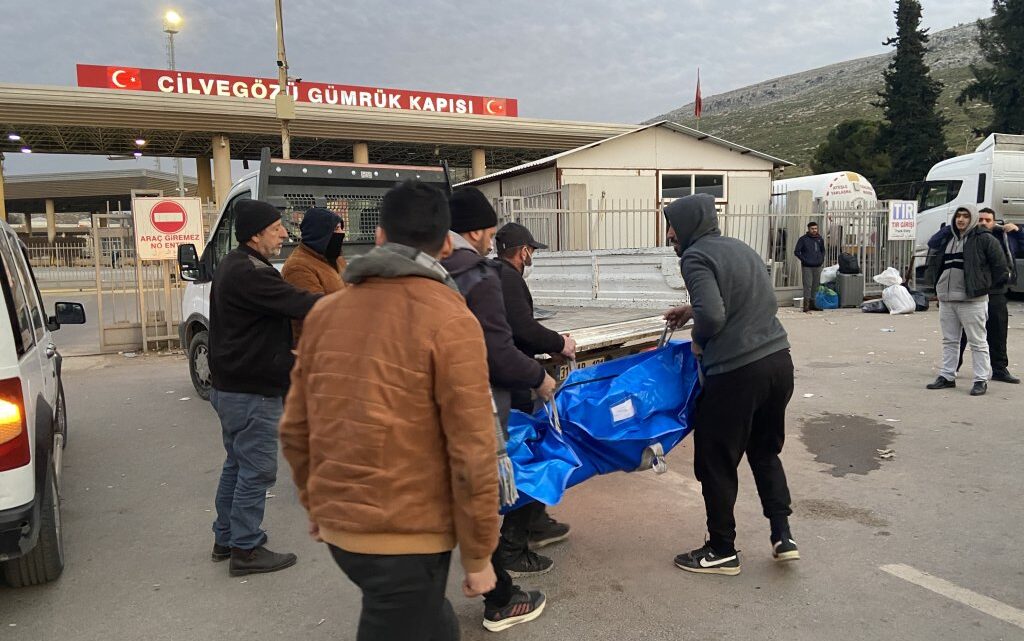 Turquie : à la frontière syrienne, le défilé macabre des réfugiés morts dans les séismes