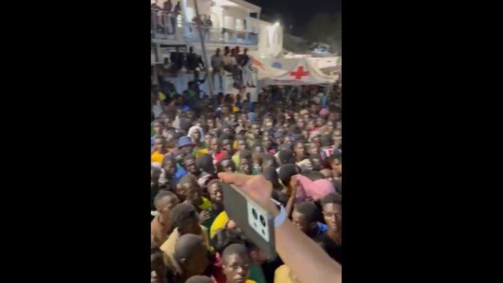 Italie : avec plus de 6 000 migrants hébergés, le hotspot de Lampedusa complètement saturé